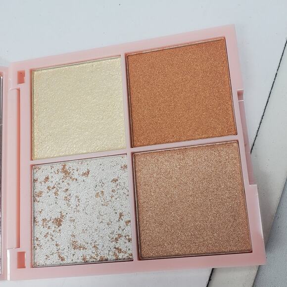 Kinder Glow Highlight Palette with 4 shades New in Package - Picture 1 of 5